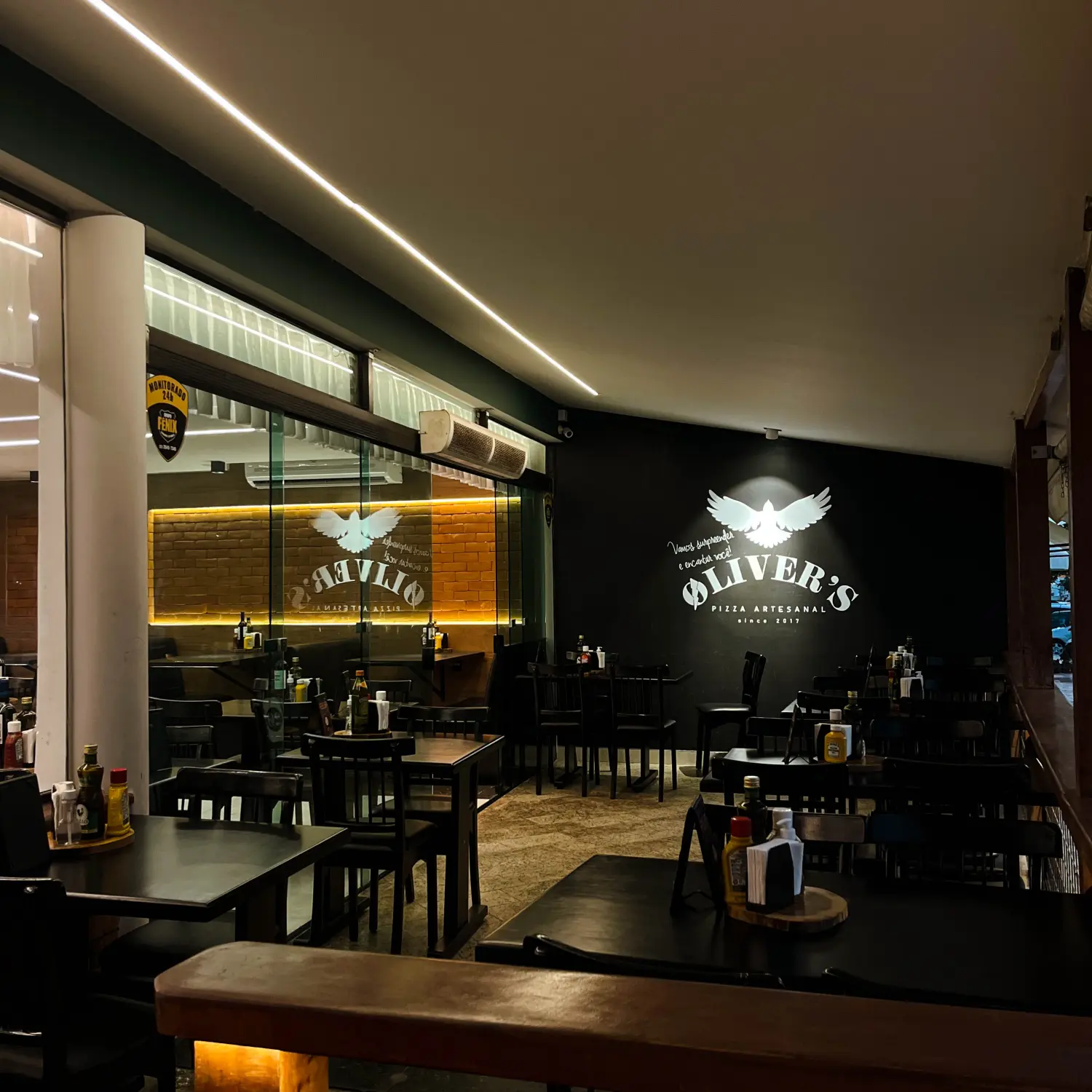 Interior de uma unidade da rede Pizzarias Øliver's